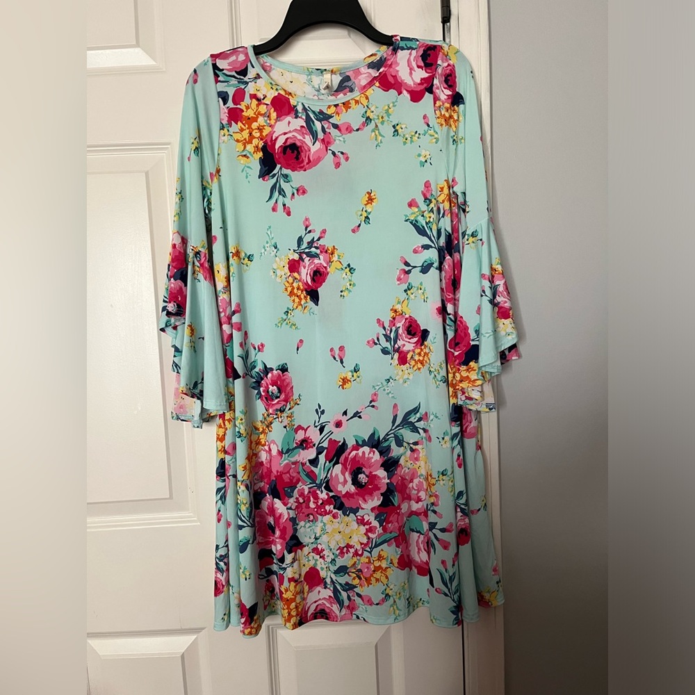 Beautiful floral Dress. Size: Medium,